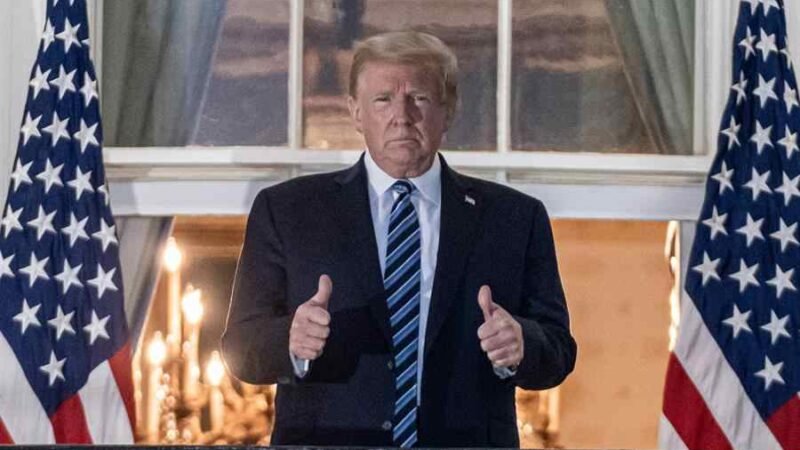 TRUMP INSINÚA QUE ES INMUNE AL COVID-19 Y ANIMA A LA GENTE A SALIR