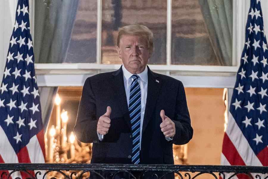 TRUMP INSINÚA QUE ES INMUNE AL COVID-19 Y ANIMA A LA GENTE A SALIR