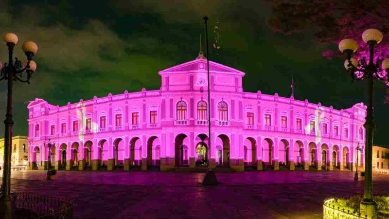 PALACIO MUNICIPAL DE CÓRDOBA SE ILUMINA DE ROSA EN EL MES DE LUCHA CONTRA EL CÁNCER DE MAMA