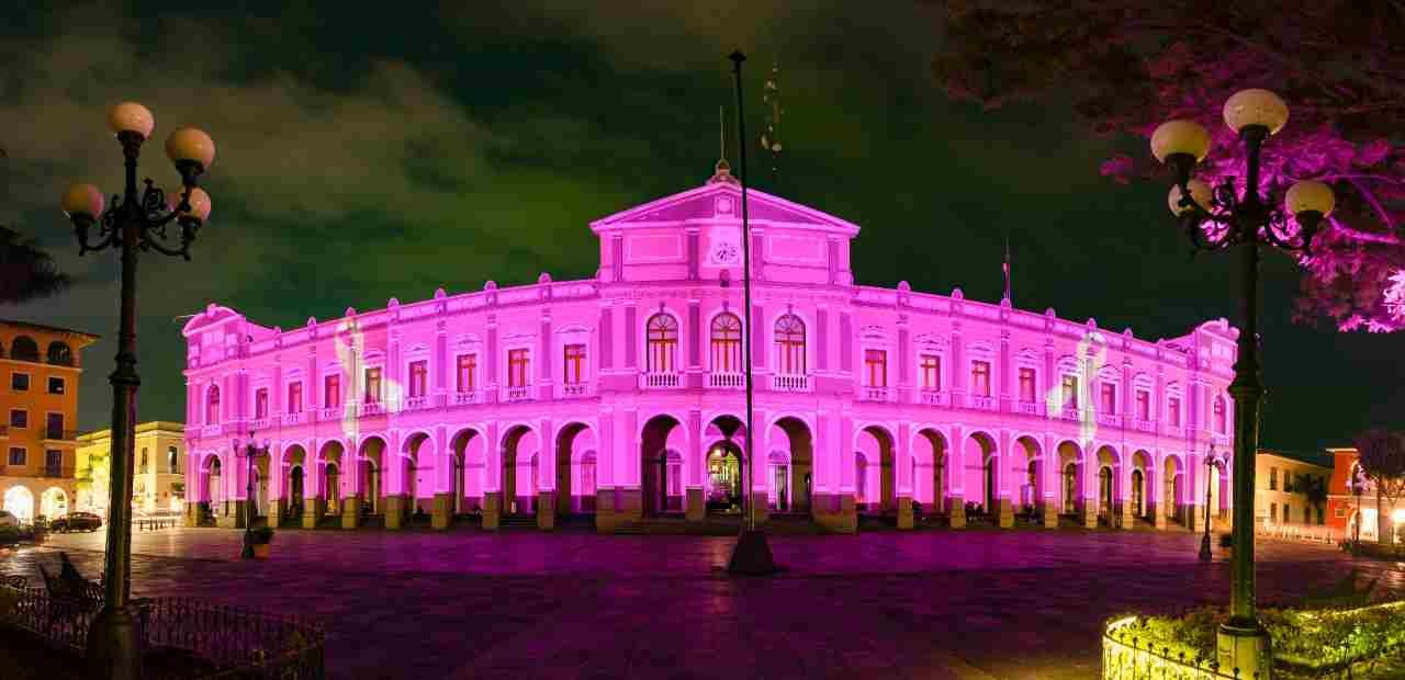 PALACIO MUNICIPAL DE CÓRDOBA SE ILUMINA DE ROSA EN EL MES DE LUCHA CONTRA EL CÁNCER DE MAMA