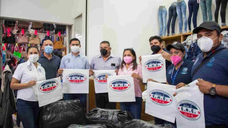 TIANGUISTAS DE FORTÍN DONAN ROPA PARA MUJERES VULNERABLES