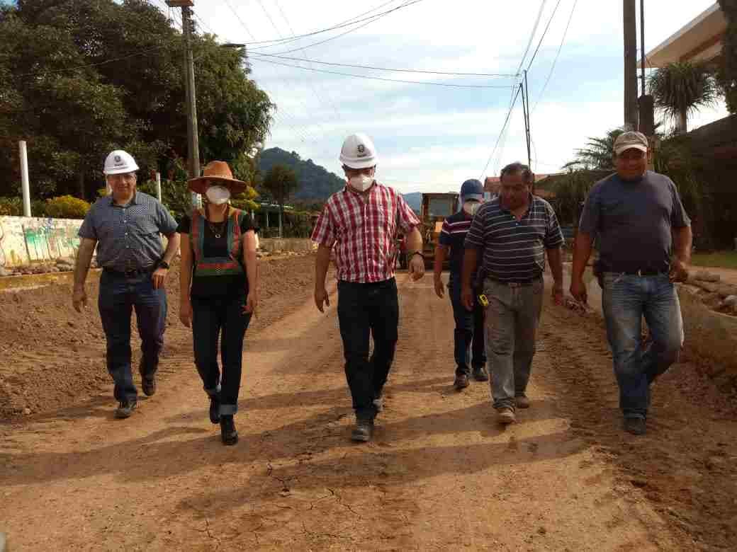 SUPERVISA TITULAR DE LA SIOP Y ALCALDESA OBRA EN GUZMANTLA