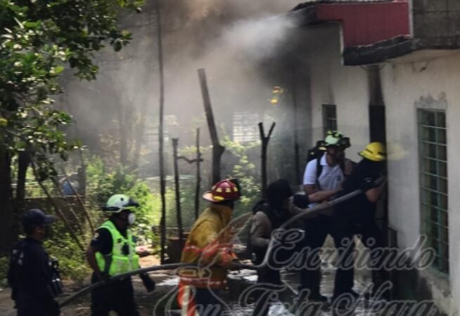 LE PRENDE FUEGO A SU CASA
