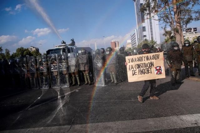 MILES SE MANIFIESTAN EN CHILE PARA PONER FIN A LA CONSTITUCIÓN DE PINOCHET