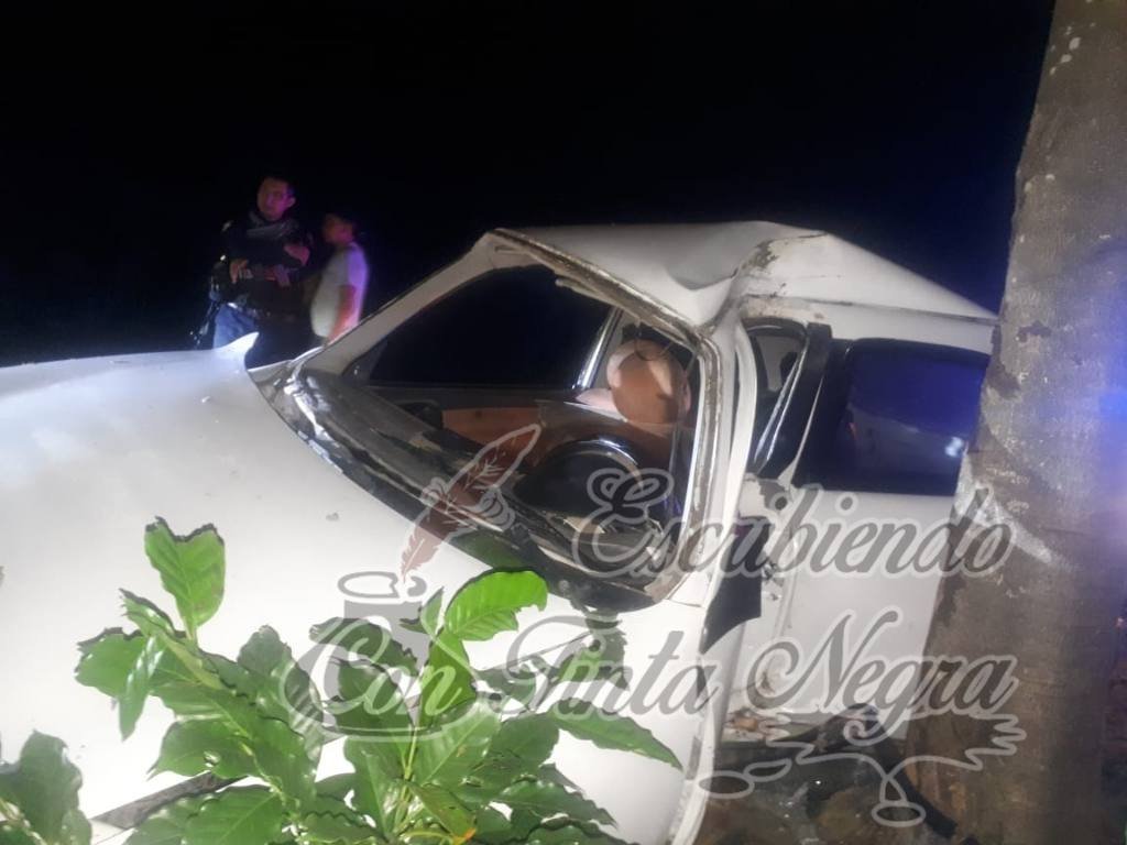 SE ESTRELLA CHEVY CONTRA ÁRBOL