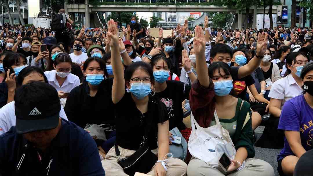 SALUDO DE ‘LOS JUEGOS DEL HAMBRE’, SÍMBOLO DE PROTESTAS EN TAILANDIA