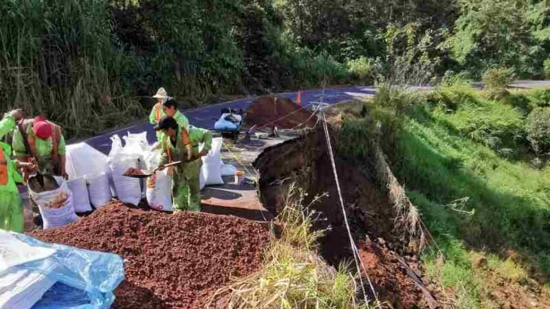 REPARAN CARRETERA ELOTEPEC-HUATUSCO