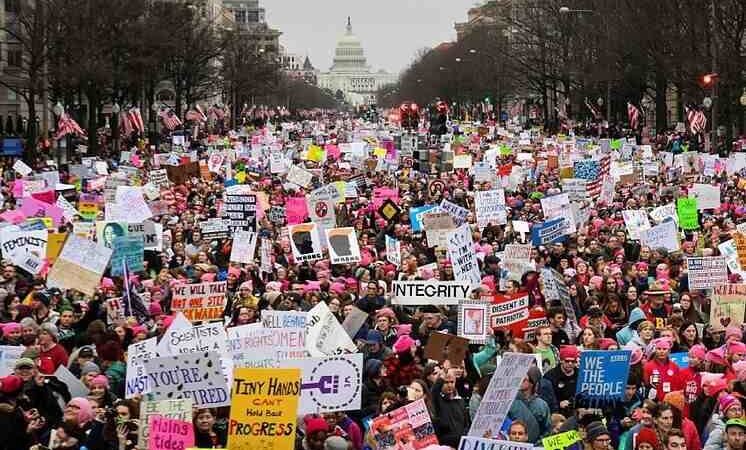 MILES DE MUJERES SALEN A MANIFESTARSE CONTRA TRUMP EN EU