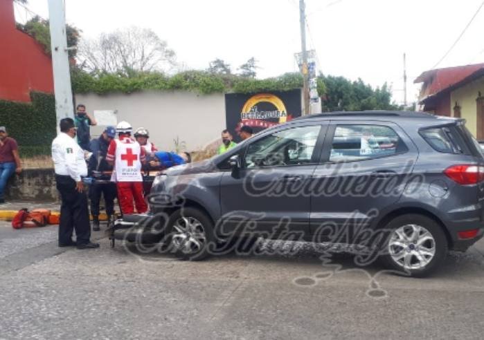 CHOCA MOTOCICLISTA CONTRA CAMIONETA