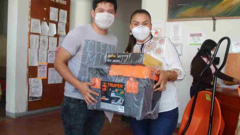 ENTREGAN PAQUETES DE HERRAMIENTAS EN HUATUSCO