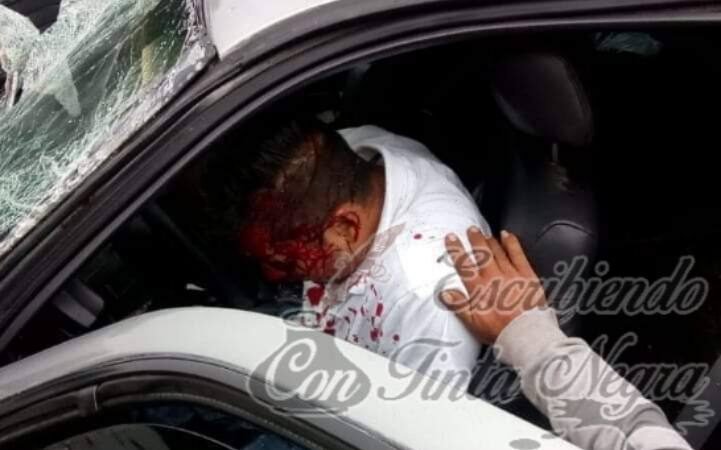 POLICIA QUEDA PRENSADO EN CHOQUE