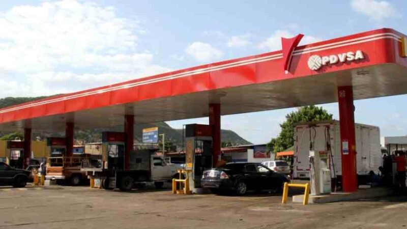 AGUDIZA ESCASEZ DE GASOLINA EN VENEZUELA; LA REPARTEN POR MATRÍCULA