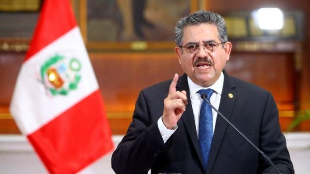 MANUEL MERINO RENUNCIA A PRESIDENCIA DE PERÚ A MENOS DE UNA SEMANA DE ASUMIR EL PODER