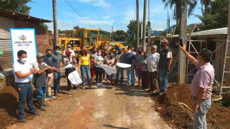 DAN BANDERAZOS DE PAVIMENTACIÓN EN CABECERA DE IXHUATLÁN