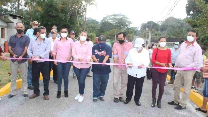 PAVIMENTAN CALLE EN CHAVAXTLA