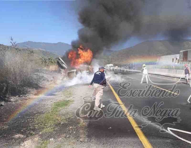 ARDE TRÁILER EN MALTRATA