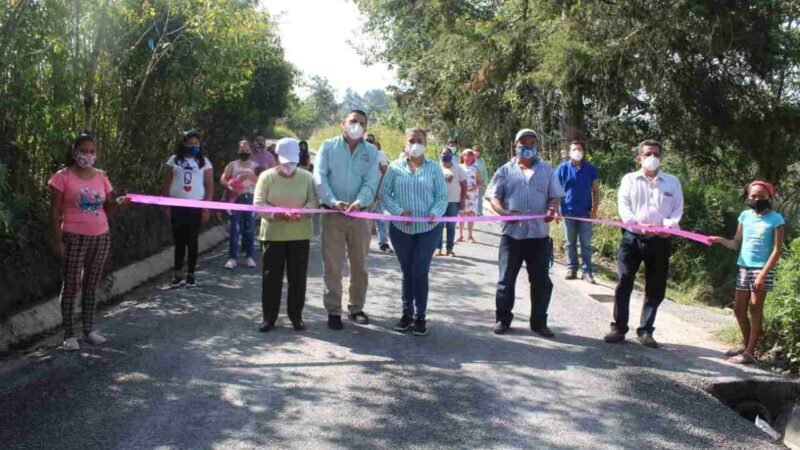PAVIMENTAN CAMINO A COXCONTLA
