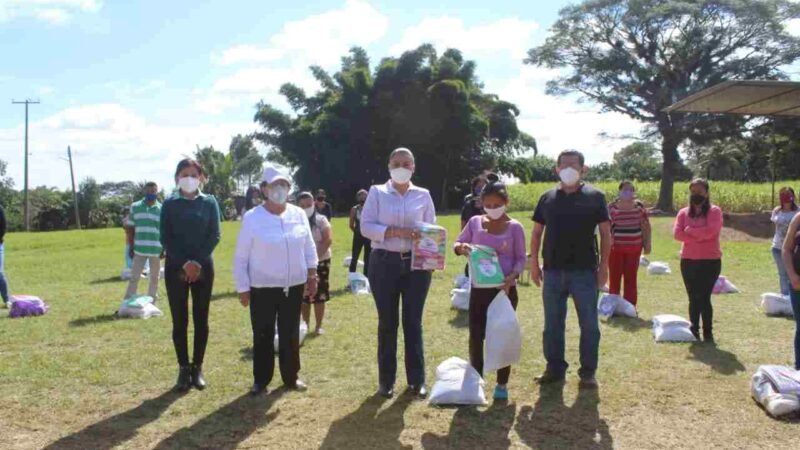 ENTREGAN PAQUETES Y ESTÍMULOS ESCOLARES