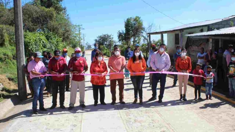INAUGURAN PAVIMENTACIÓN EN ELOTEPEC
