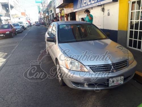 ATROPELLA AUTO A MUJER