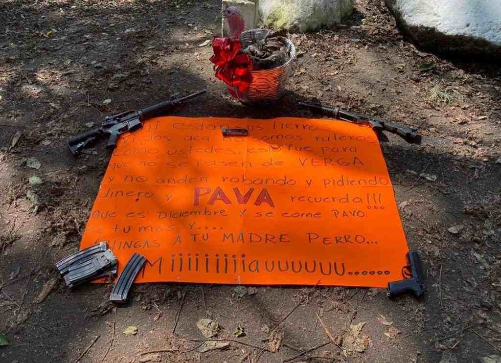 DEJAN NARCO MENSAJE Y ARMAS EN EL MIRADOR