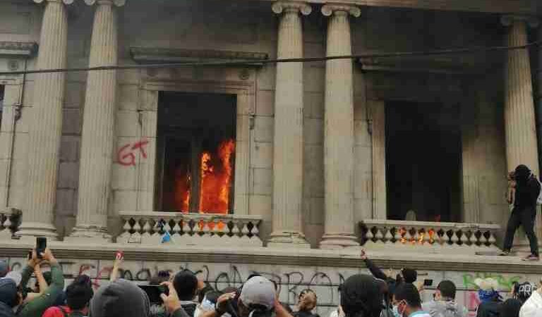MANIFESTANTES TOMAN CONGRESO DE GUATEMALA Y LE PRENDEN FUEGO