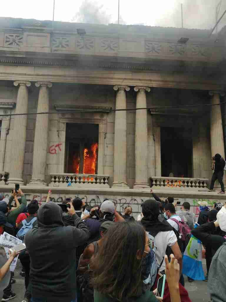 MANIFESTANTES TOMAN CONGRESO DE GUATEMALA Y LE PRENDEN FUEGO