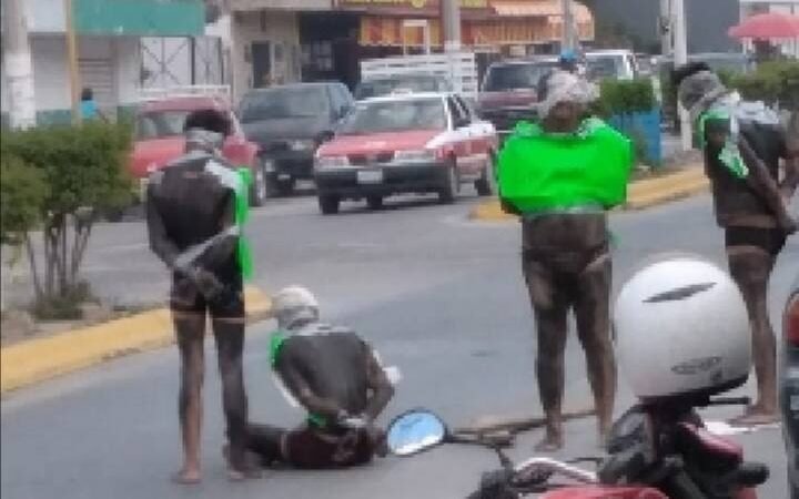 LOS DEJAN MANIATADOS Y CON NARCO MENSAJES