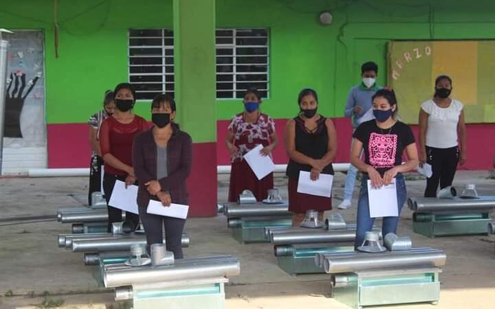 LLEVAN ESTUFAS ECOLÓGICAS A FAMILIAS DE HUATUSCO