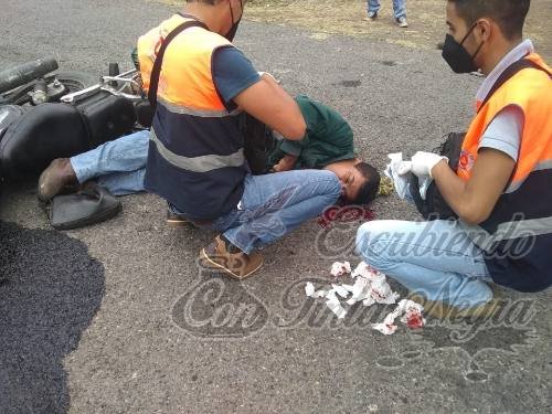 EMBISTE CAMIONETA A MOTOCICLISTA