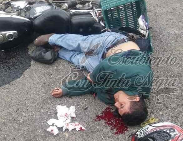 MUERE MOTOCICLISTA EMBESTIDO POR CAMIONETA