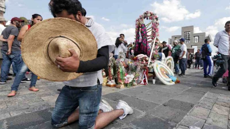 PEREGRINOS SE APRESURAN A LA BASÍLICA ANTES DE SU CIERRE ESTE JUEVES