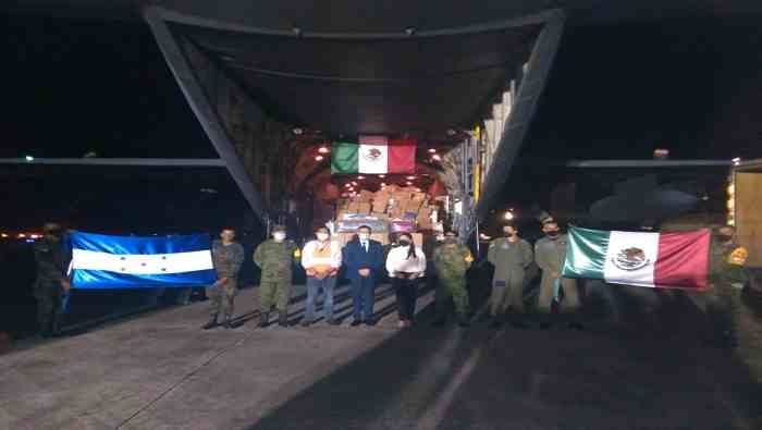 MÉXICO ENTREGA AYUDA HUMANITARIA A HONDURA TRAS PASO DE HURACANES