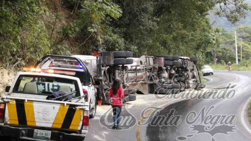 VUELCA CAMIÓN SOBRE CARRETERA A XALAPA