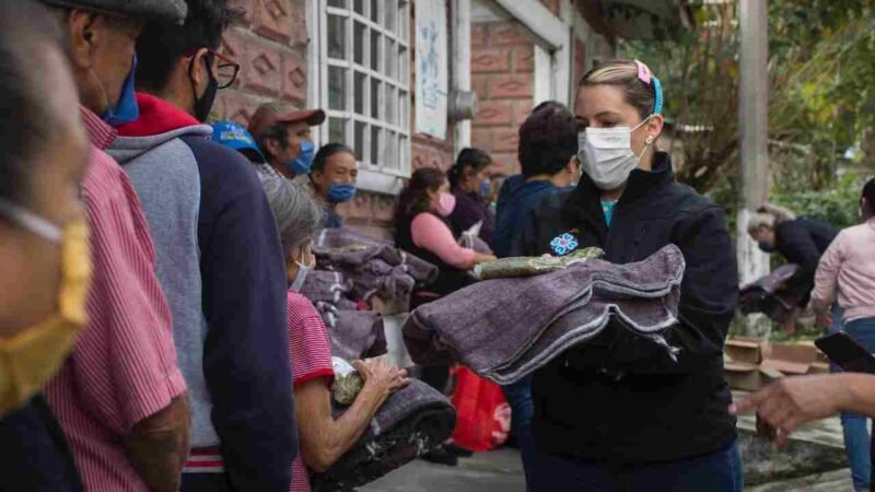 ENTREGAN COBERTORES A ADULTOS MAYORES