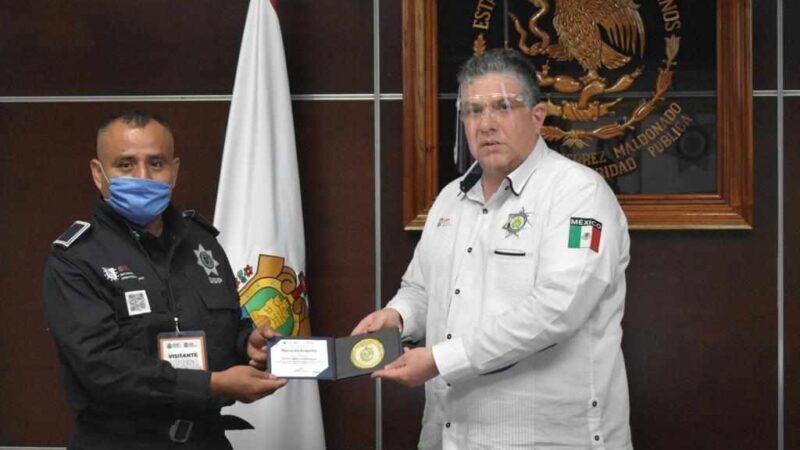 ENTREGAN RECONOCIMIENTOS A POLICIAS