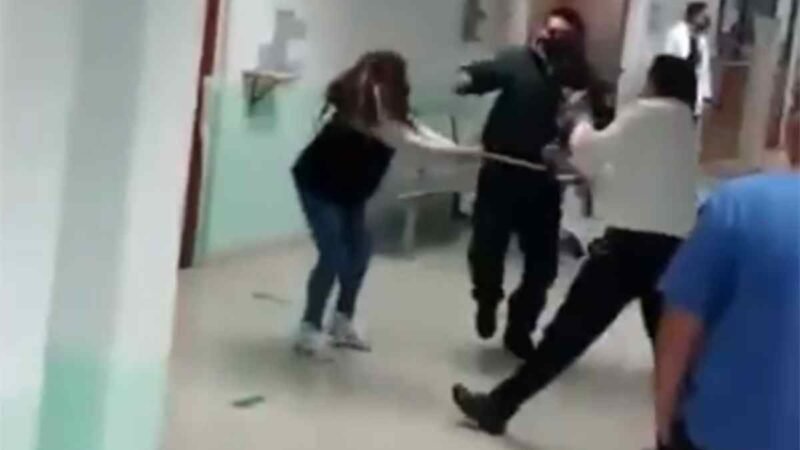 FAMILIA DE ECATEPEC PROVOCA PELEA EN HOSPITAL COVID; AGREDE A DOCTOR
