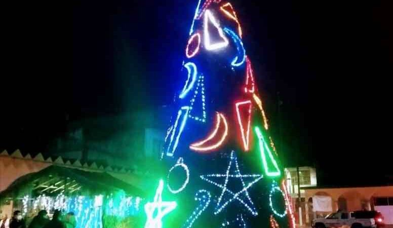 ENCIENDEN PINO NAVIDEÑO EN IXHUATLÁN