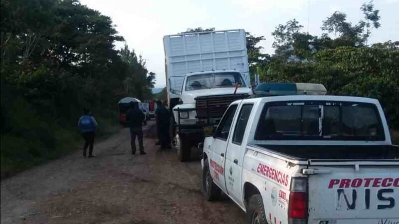 CAMIONEROS ARROJAN PULPA DE CAFÉ EN LOS CAMINOS