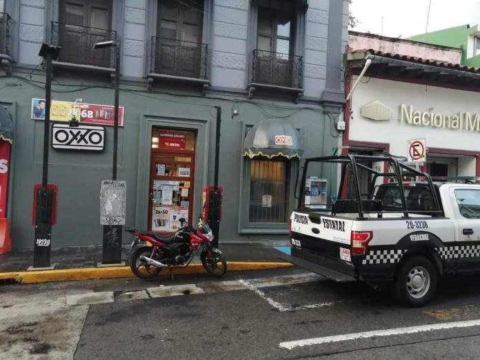 ASALTAN OXXO A DOS CUADRAS DEL PALACIO DE GOBIERNO