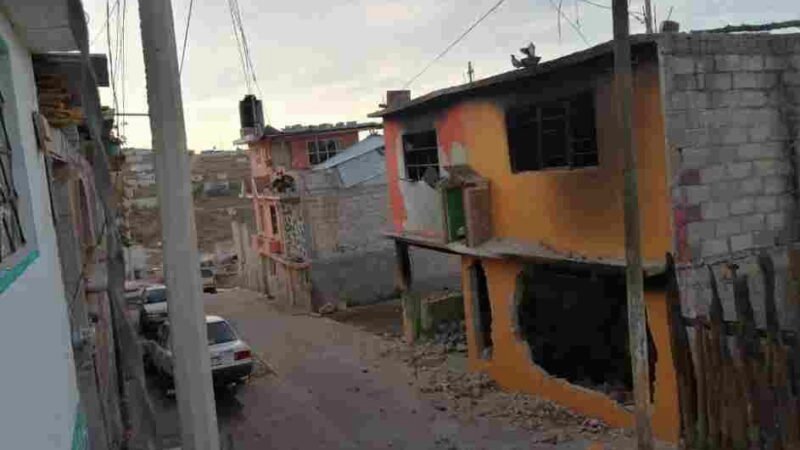 CORREN A FAMILIA DE DELINCUENTES Y LE PRENDEN FUEGO A VIVIENDA