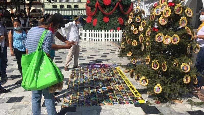 RECUERDAN A DESAPARECIDOS CON PINO NAVIDEÑO