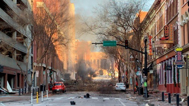 LOCALIZAN POSIBLES RESTOS HUMANOS TRAS EXPLOSIÓN EN NASHVILLE; IMPONEN TOQUE DE QUEDA