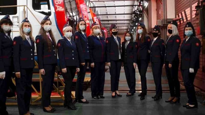 METRO DE MOSCÚ CONTRATA A PRIMERAS MUJERES CONDUCTORAS EN SU HISTORIA