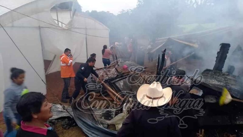 SE INCENDIA BODEGA EN IXHUATLÁN