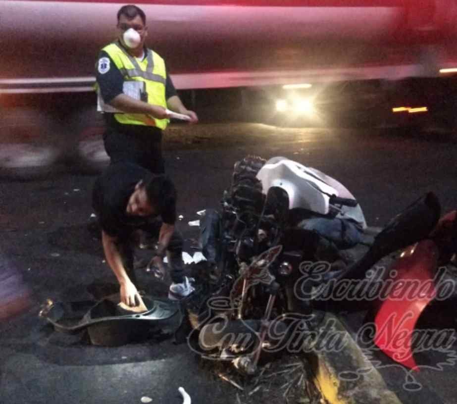 TAXISTA IMPACTA A MOTOCICLISTA Y HUYE