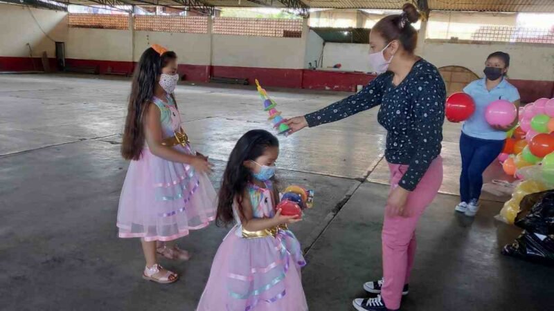 ENTREGAN REYES MAGOS JUGUETES EN IXHUATLÁN