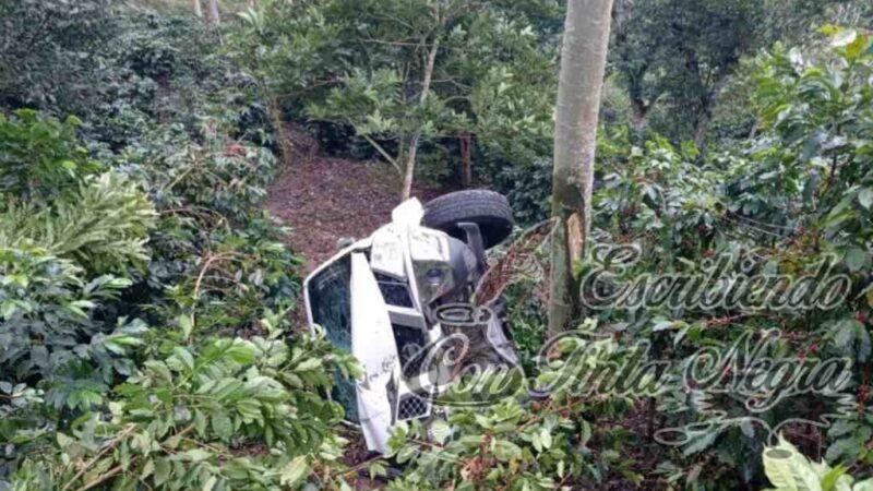 VUELCA CAMIONETA EN TOTUTLA
