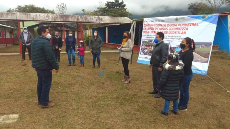 VIRIDIANA BRETÓN ENTREGA OBRA EN ESCUELA DE OCOTITLÁN