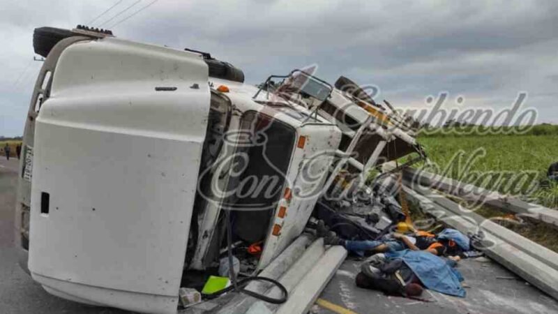 VUELCA CAMIÓN DE CFE; MUEREN TRES